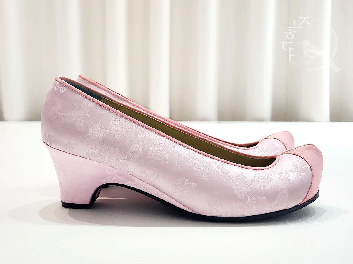 Women Hanbok Shoes in Pink Kkotshin