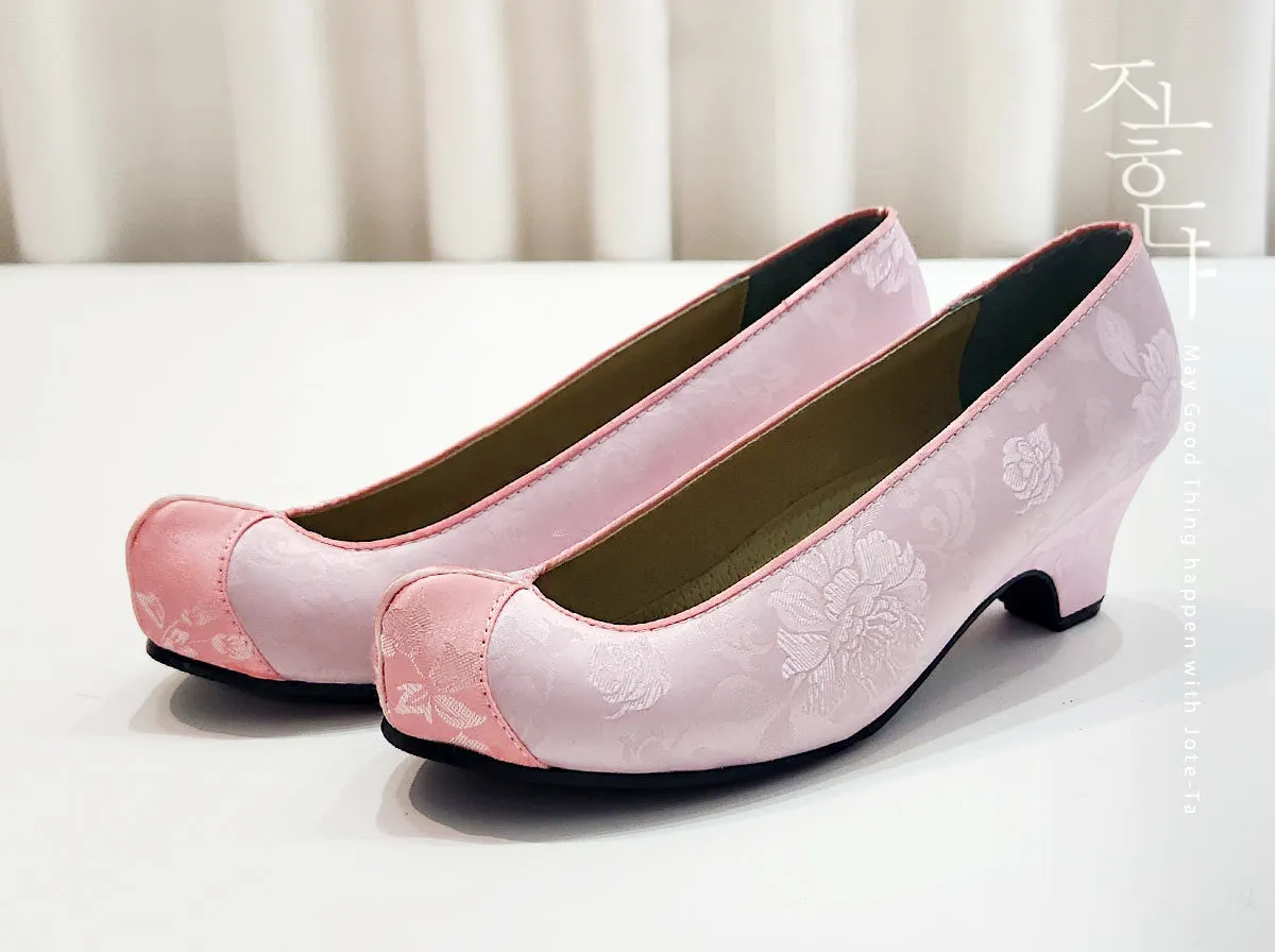 Women Hanbok Shoes in Pink Kkotshin