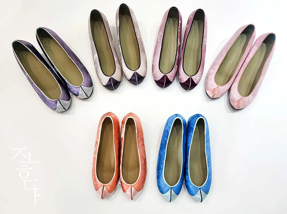 Women Hanbok Shoes in Pink Kkotshin
