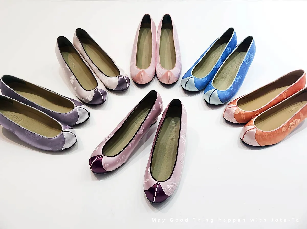 Women Hanbok Shoes in Pink Kkotshin