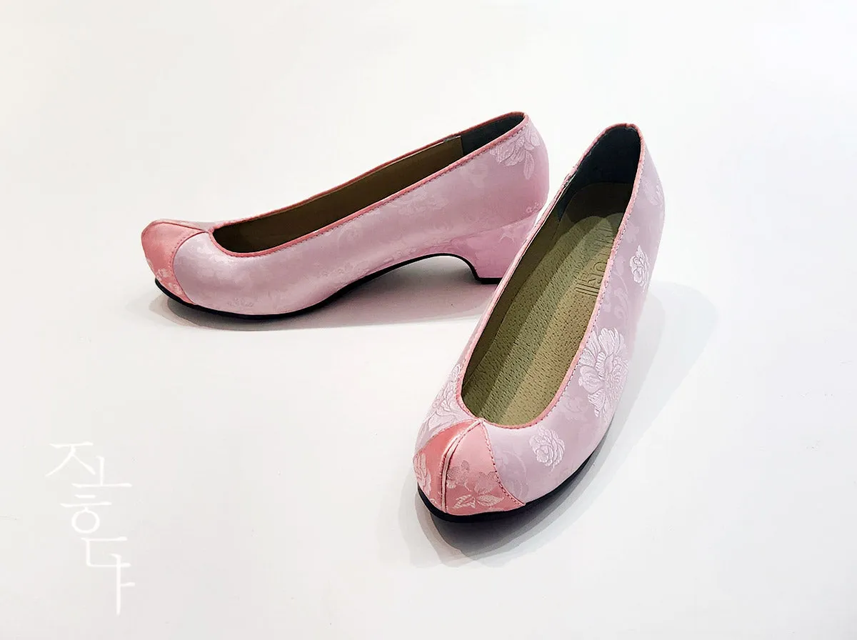 Women Hanbok Shoes in Pink Kkotshin
