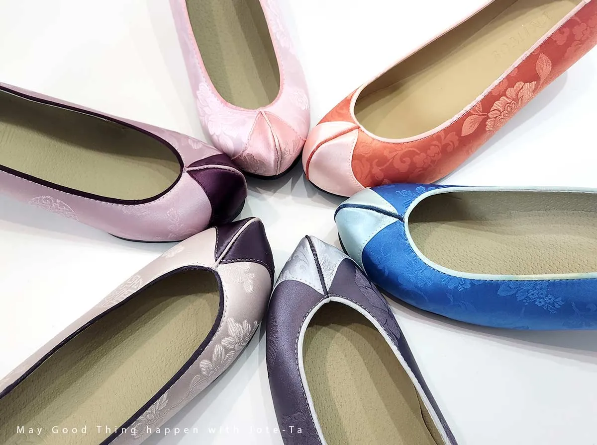Women Hanbok Shoes in Pink Kkotshin